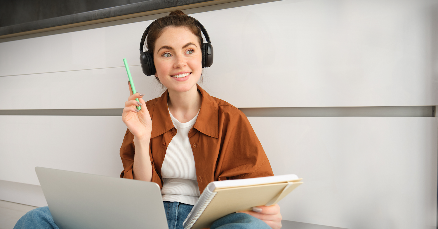 Estudiante usando audífonos y laptop